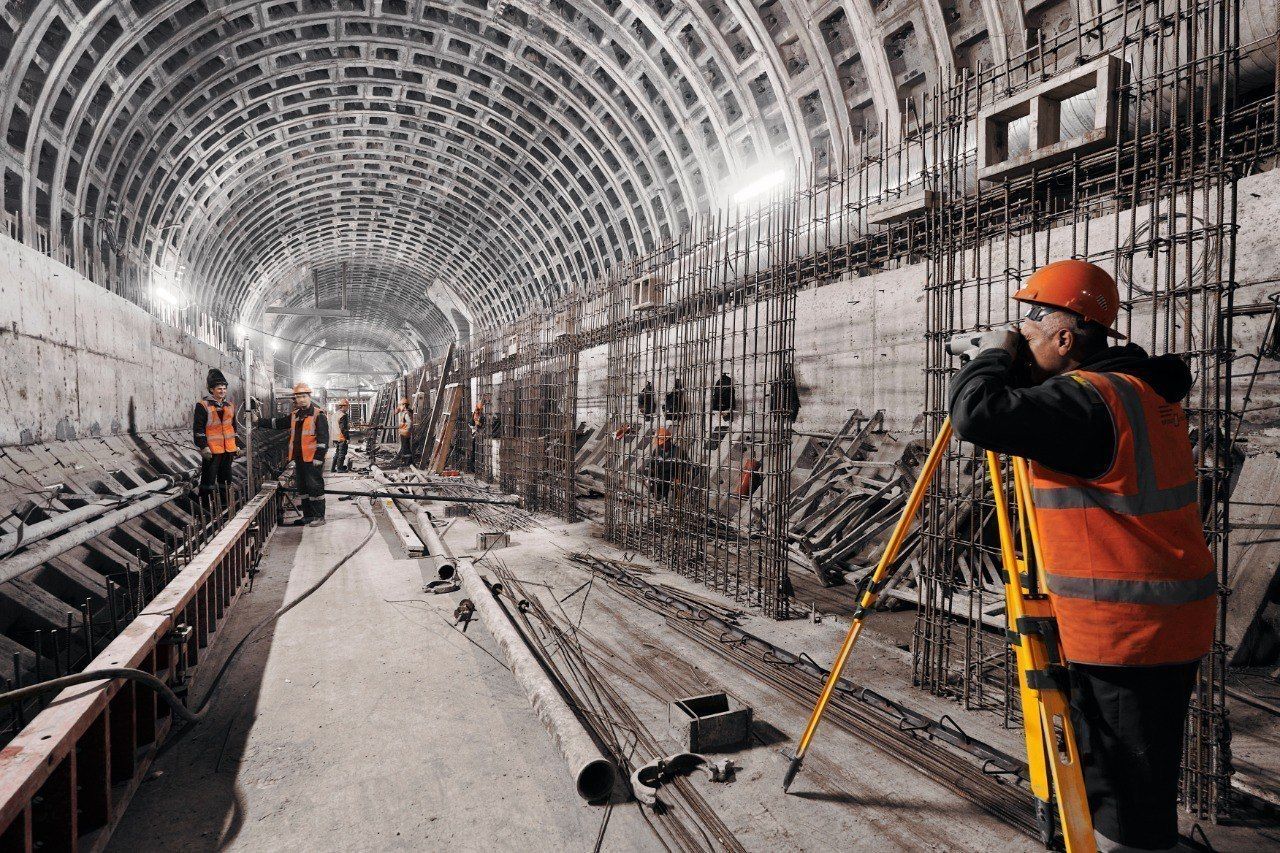 Строители опубликовали новые фотографии станции метро «Горный институт»